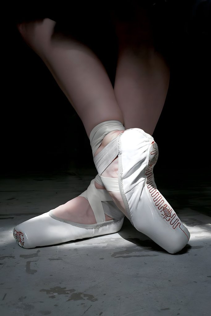 Zapatillas de punta del proyecto E-Traces de Lesia Trubat con electronica que registra el movimiento