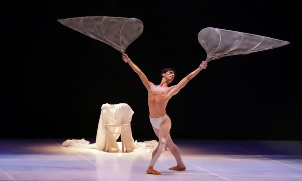 Bailarin del Bejart Ballet Lausanne con alas en Ballet for Life