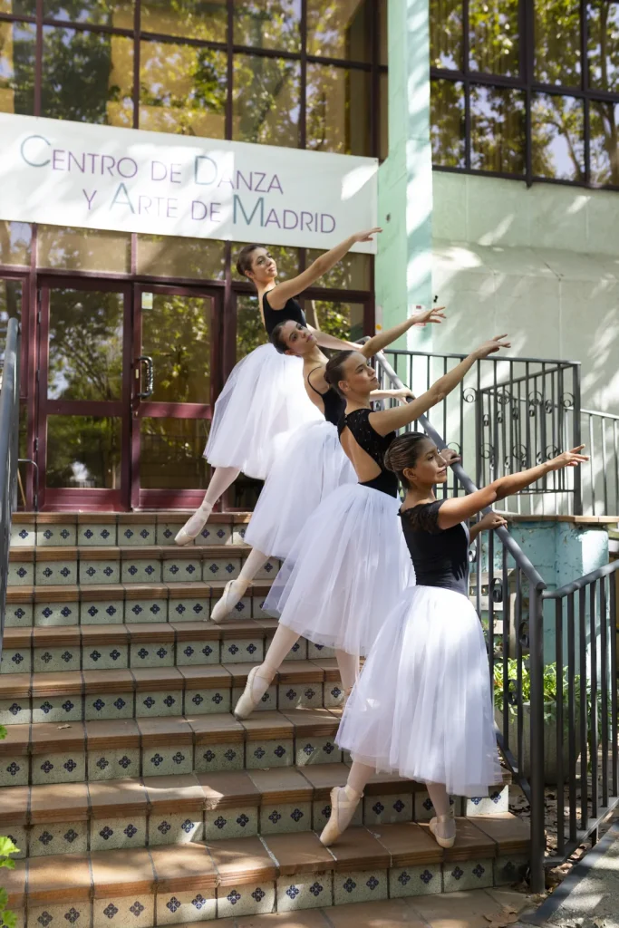 Bailarinas con tutú blanco en la escalinata de la entrada de CDAM, Centro de Danza y Arte de Madrid