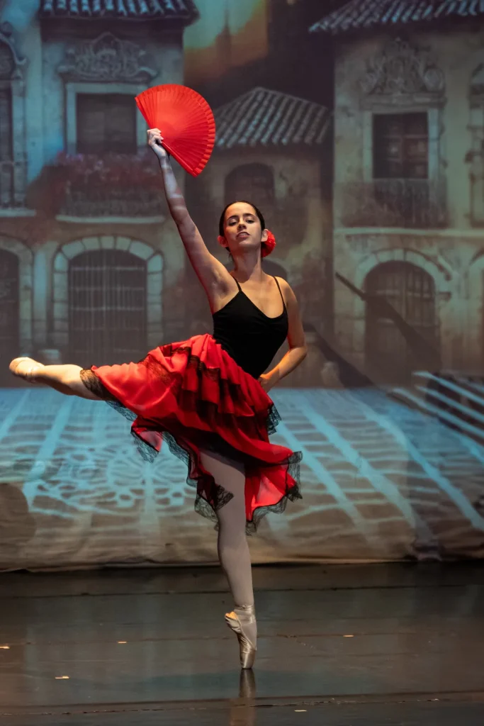 Bailarina de danza española de CDAM con abanico rojo en la Gala Española