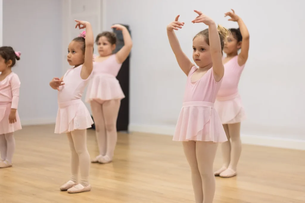Brazos en couronne en la clase de pre ballet de CDAM Madrid