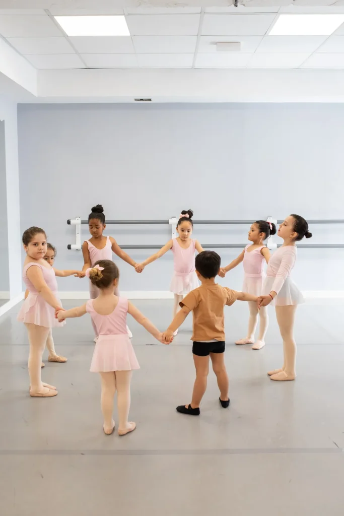 Corro de alumnos de pre ballet cogidos de la mano en CDAM