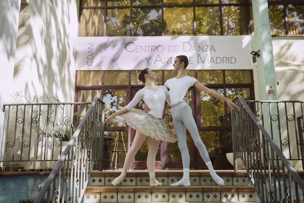 Pas de deux ante la entrada del Centro de Danza y Arte de Madrid