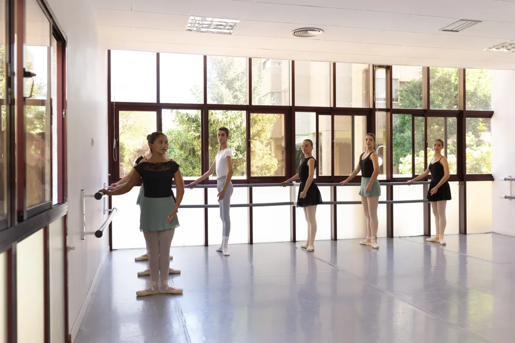 Profesora dirigiendo la clase de ballet de mayores en CDAM