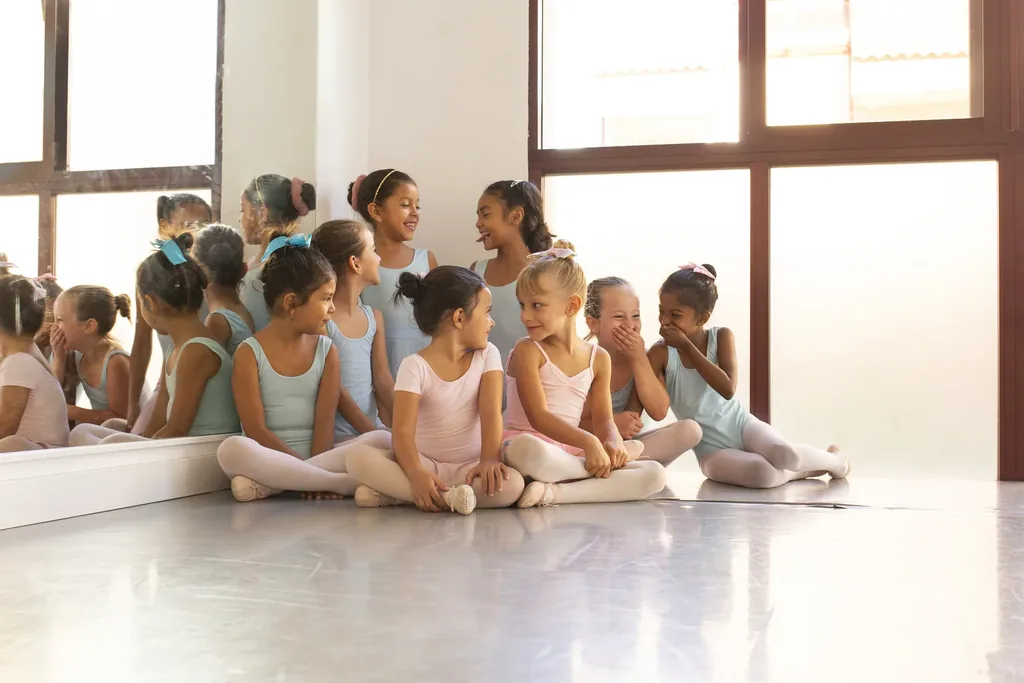 Alumnas pequeñas conversando ante el espejo del estudio del CDAM