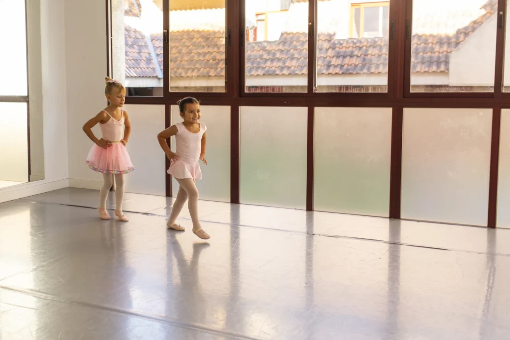 Dos alumnas con tutú rosa en el estudio de CDAM