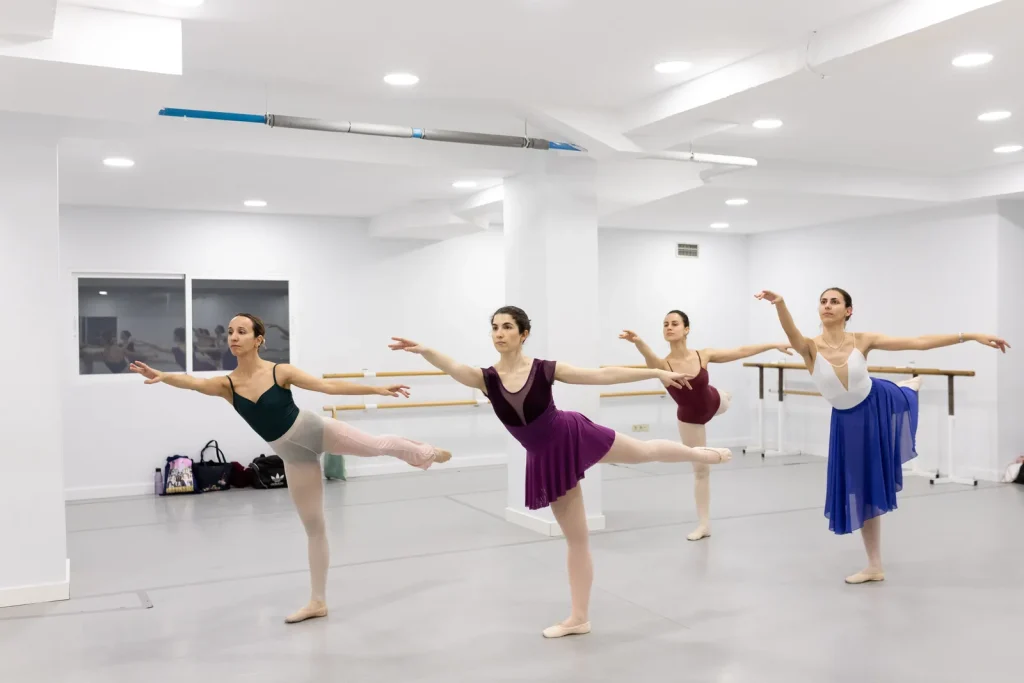 Attitude sincronizada en la clase de ballet para adultas de CDAM