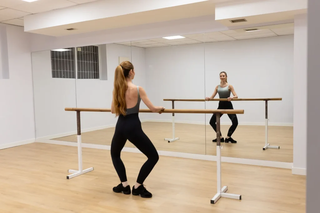Clase de Ballet Fit frente al espejo en CDAM Madrid