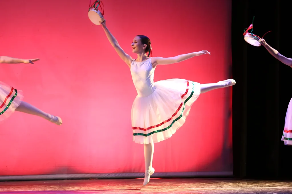 Solista con pandereta en arabesque en el festival de CDAM
