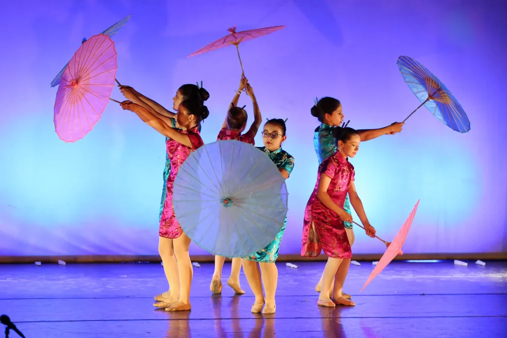 Coreografía con sombrillas de colores en el festival de CDAM