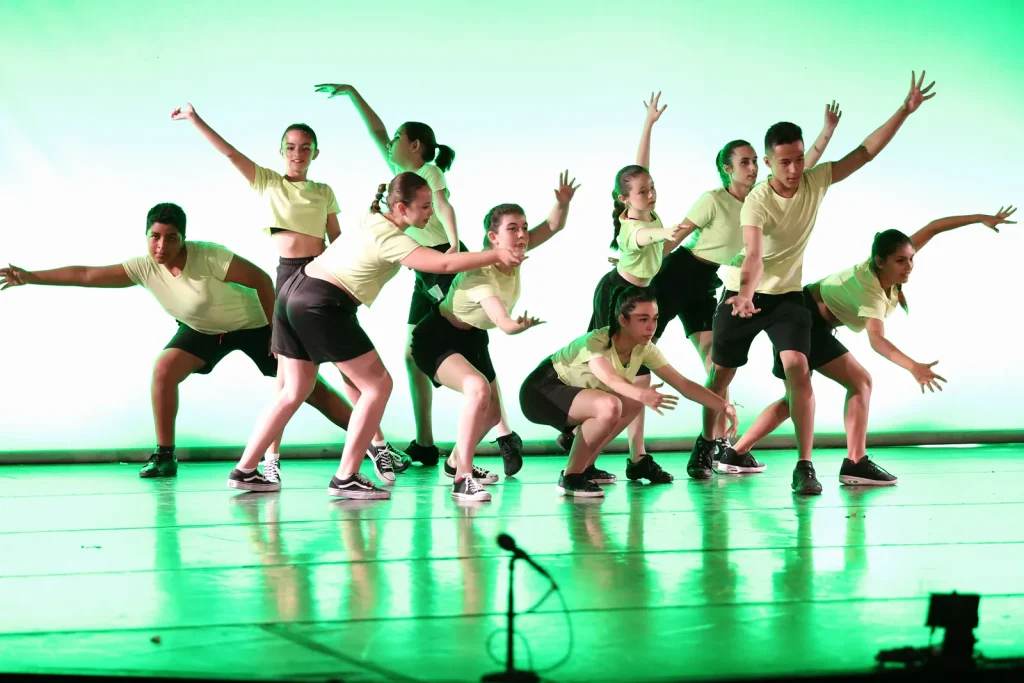 Grupo de danza urbana en acción en el festival de fin de curso de CDAM