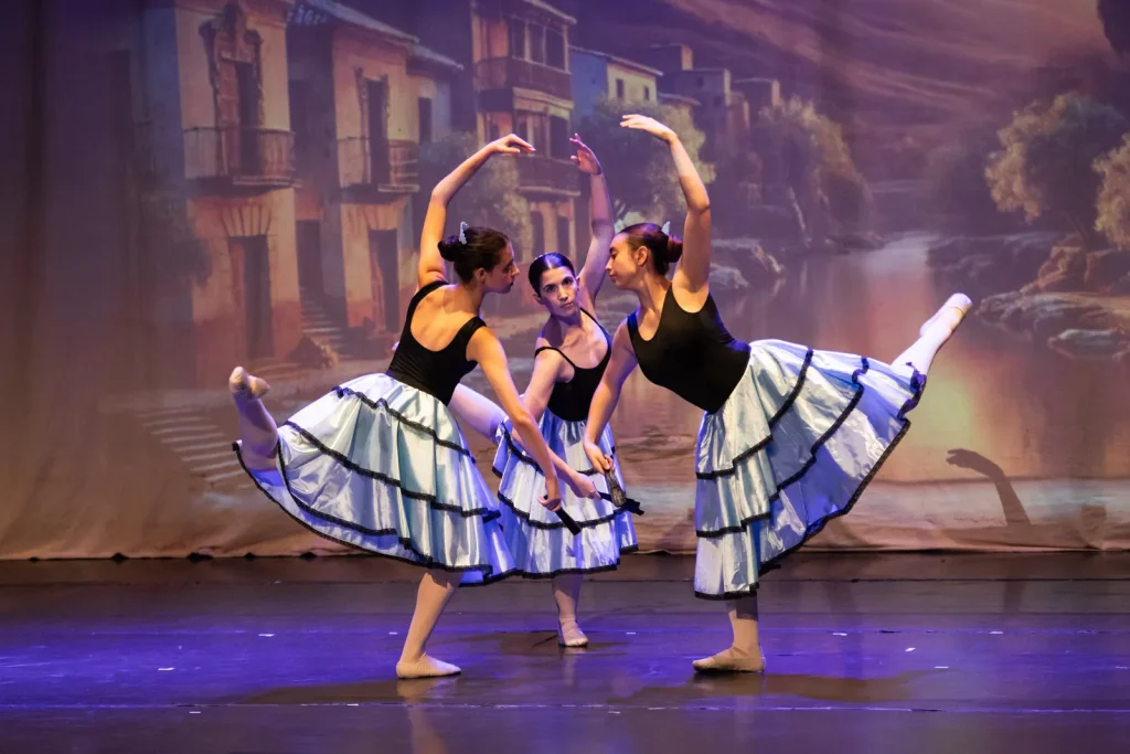 Trío de escuela bolera con faldas al vuelo en la Gala Española de CDAM