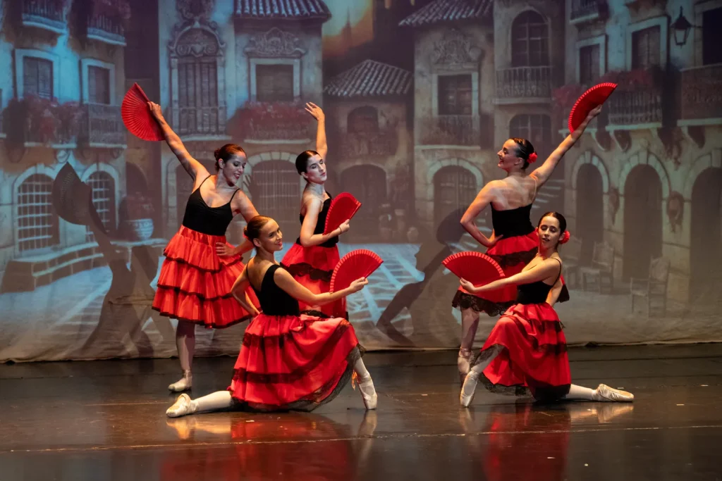 Cuarteto con abanicos rojos en la Gala Española de CDAM