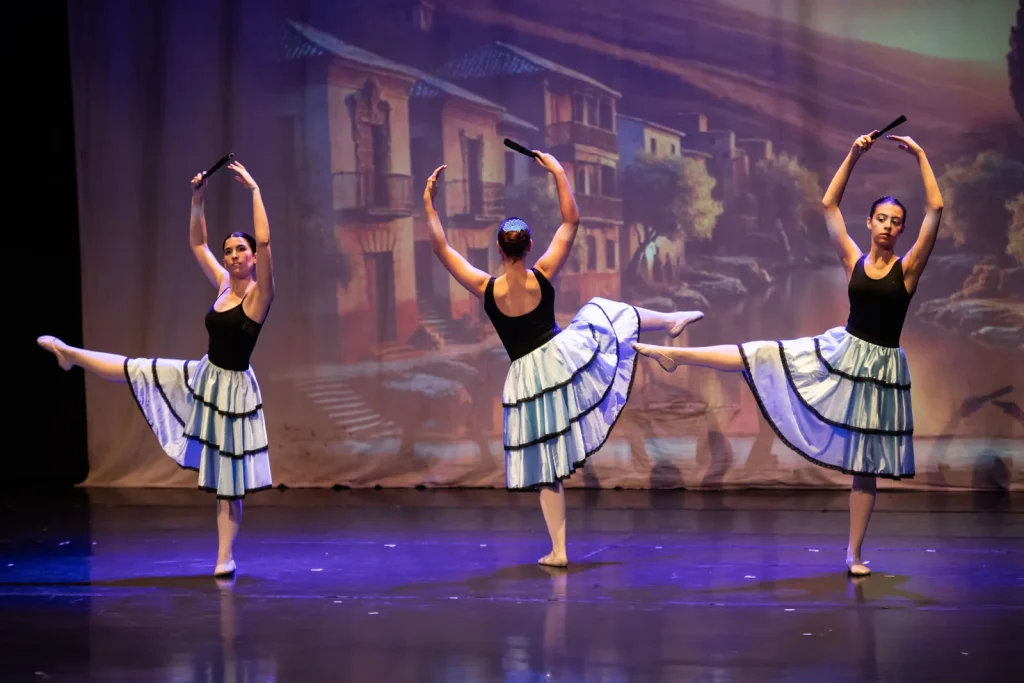Arabesque central con abanicos y decorado teatral en la Gala Española de CDAM