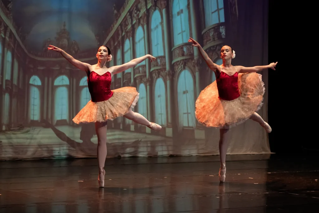 Dúo simétrico con tutús en un salón palaciego en la Gala Española de CDAM