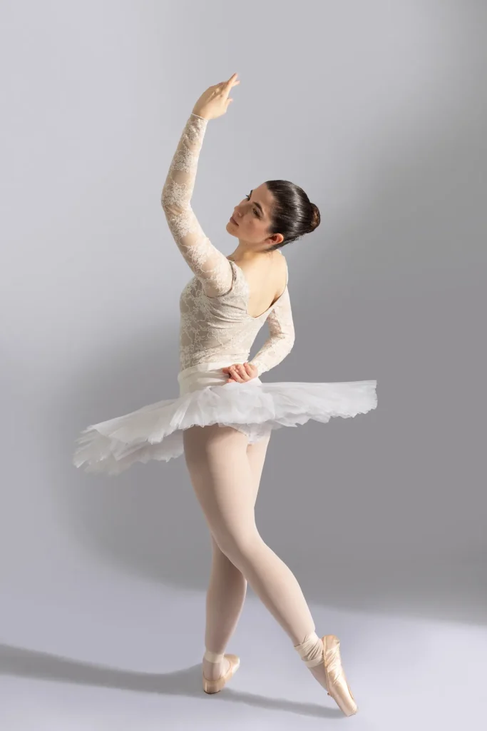 Bailarina de CDAM con tutú clásico blanco, sesión de estudio