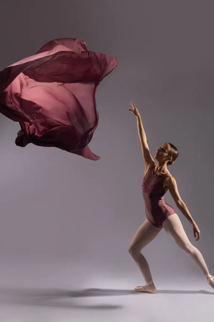 Bailarina de CDAM con tela burdeos al vuelo, imagen artística