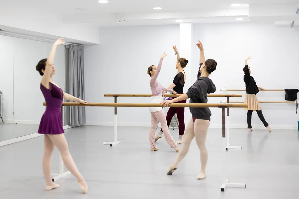 Alumnas adultas en la barra durante una clase de ballet para adultos en CDAM, Madrid
