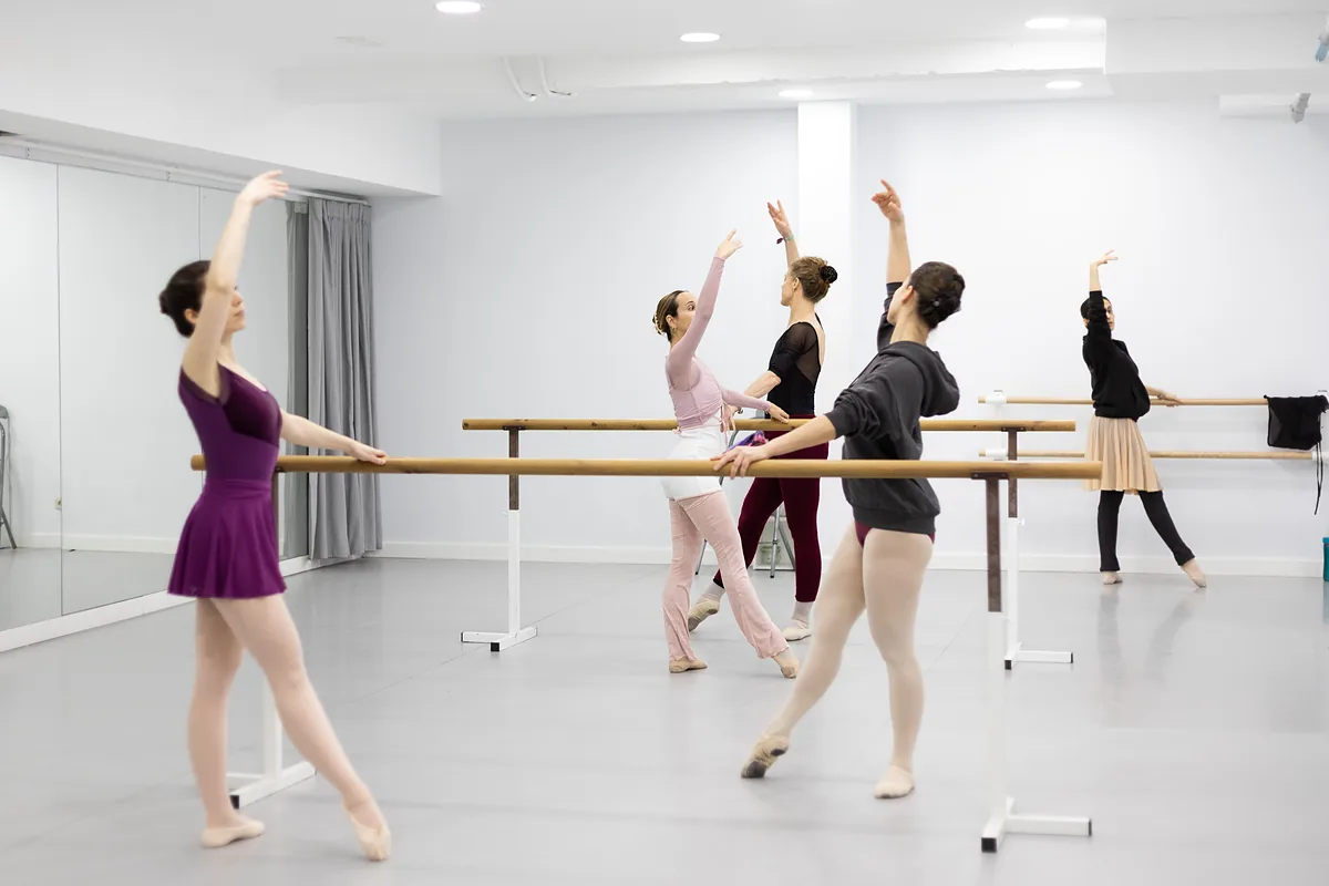 Alumnas adultas en la barra durante una clase de ballet para adultos en CDAM, Madrid