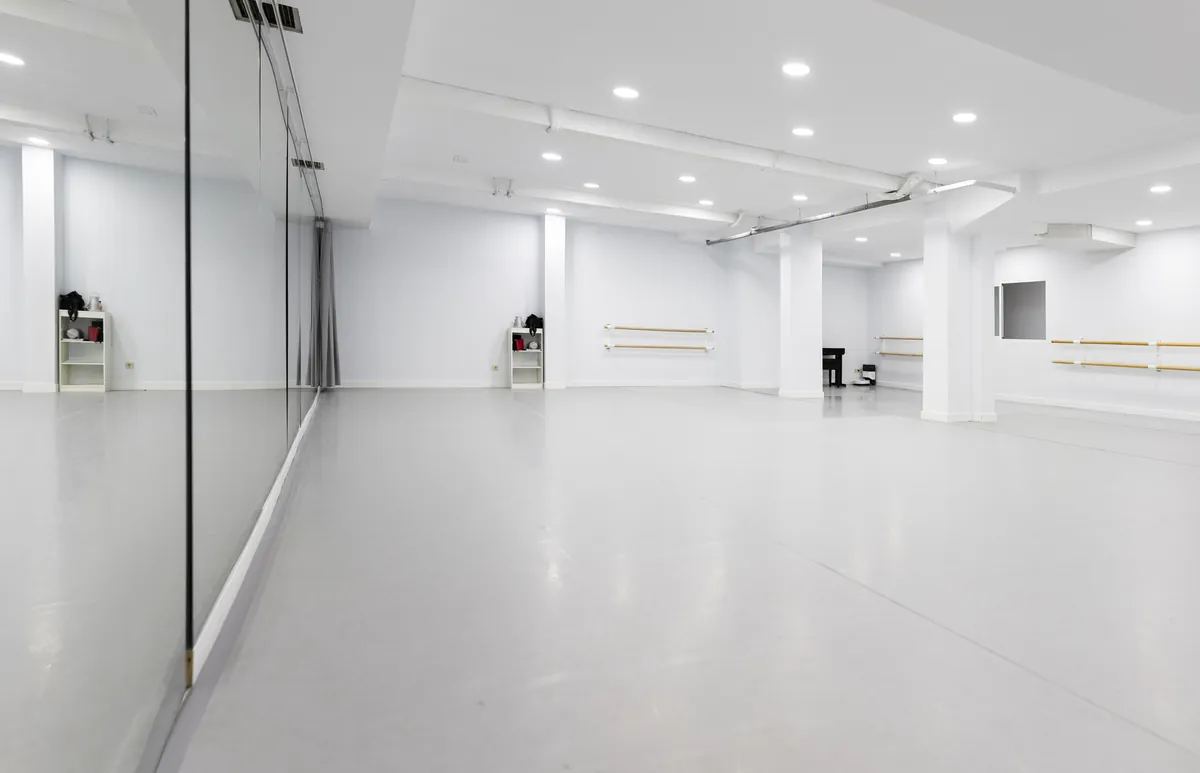 Sala amplia y elegante de CDAM donde se preparan las clases de baile de novios en Madrid