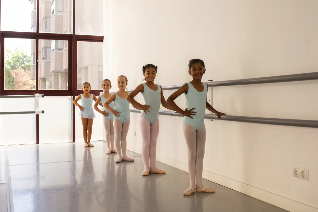 Fila de alumnas de ballet infantil con maillot celeste en la barra del estudio de CDAM