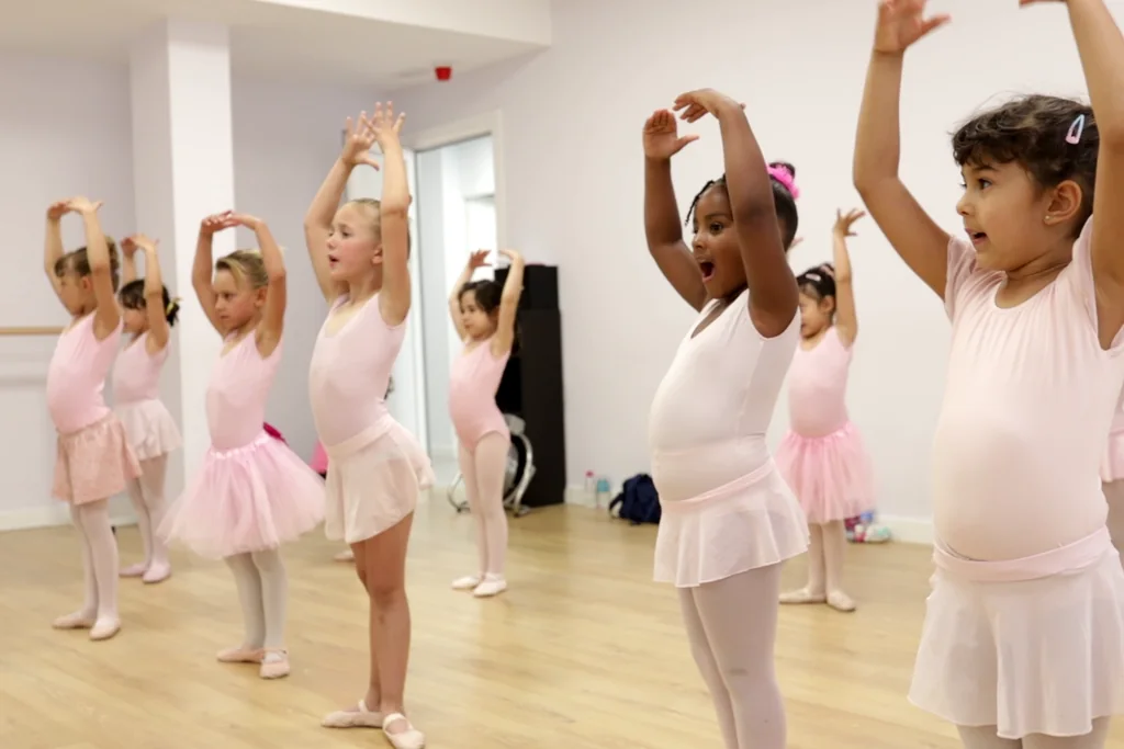 Alumnas de ballet infantil con los brazos en corona durante la clase en CDAM Madrid