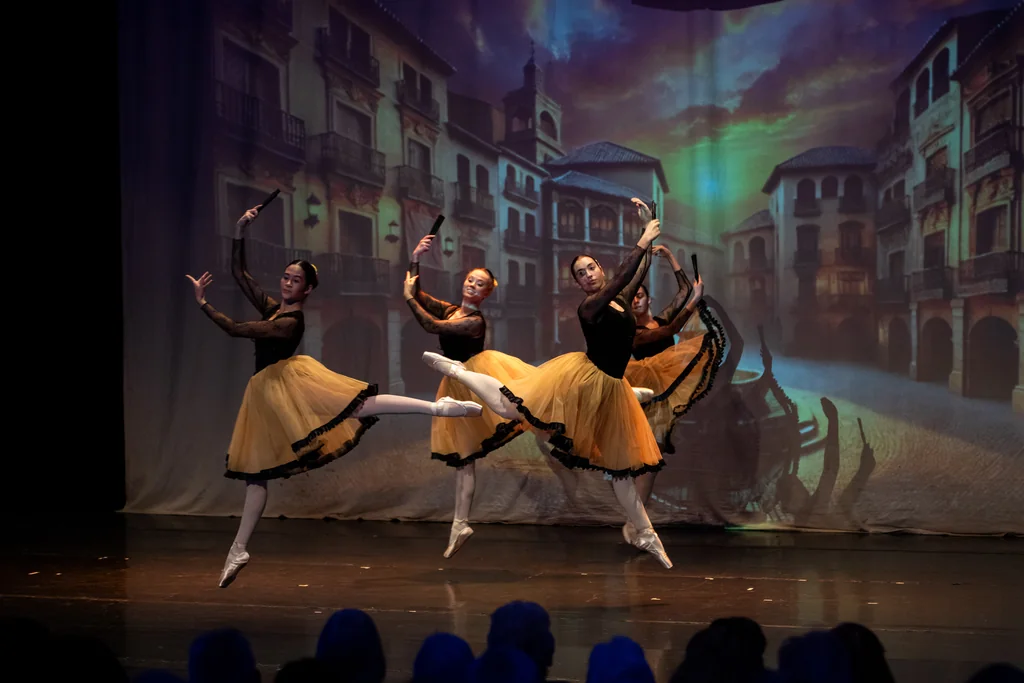 Cuarteto con abanicos y tutús ocres ante un decorado de plaza española en la Gala de CDAM