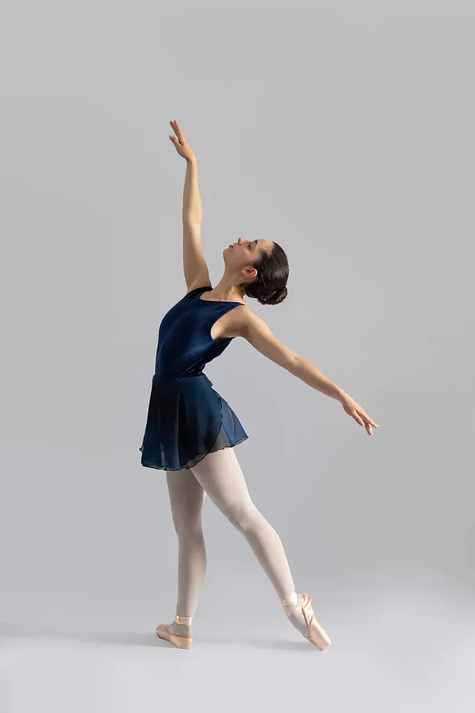 Bailarina en pose romántica sobre puntas evocando la Giselle de Alicia Alonso