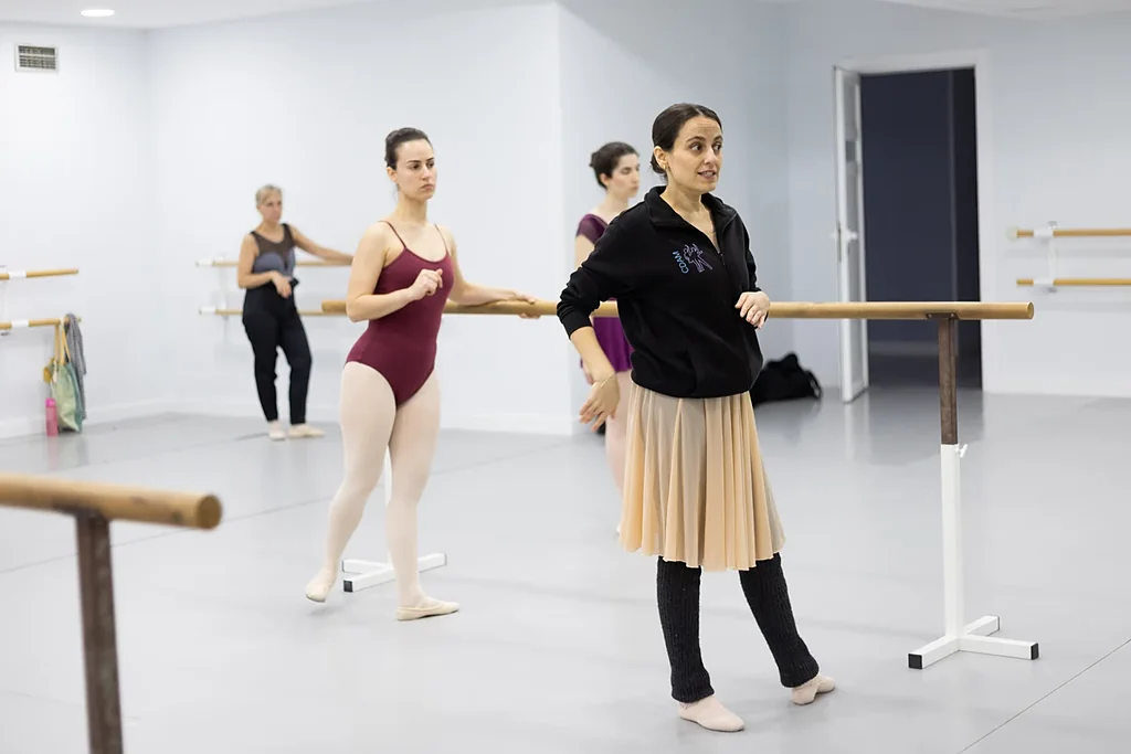 Profesora explicando un ejercicio en la barra a alumnas adultas en el Centro de Danza y Arte de Madrid: ballet para principiantes