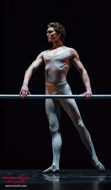 Marlon Dino en la barra de ballet