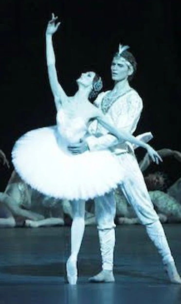 Marlon Dino en un pas de deux clásico con una bailarina en tutú blanco