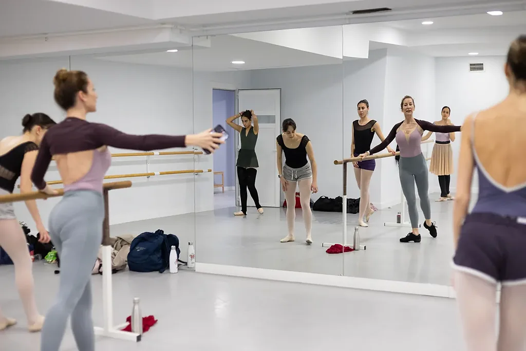 Clase de ballet en la barra en el Centro de Danza y Arte de Madrid, el mismo trabajo diario que muestran las compañías en el World Ballet Day